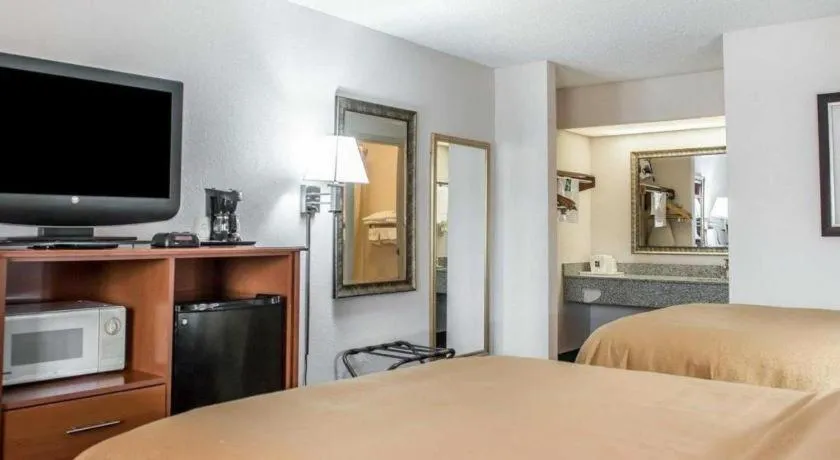 Bed in Quality Inn Marianna South