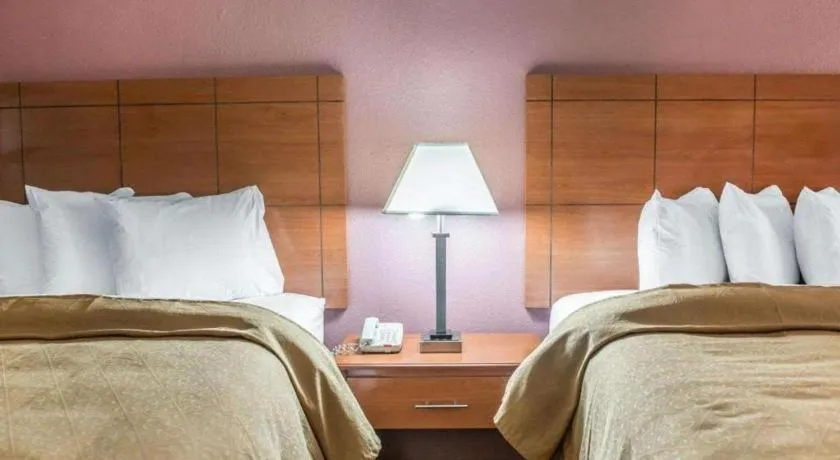 Bed in Quality Inn Marianna South