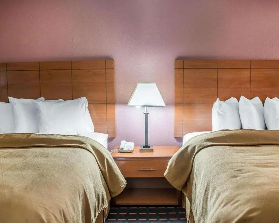 Bed in Quality Inn Marianna South