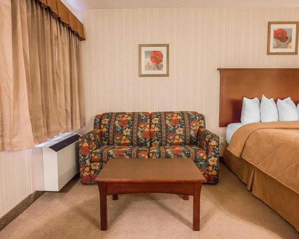 Bed in Quality Inn & Conference Centre