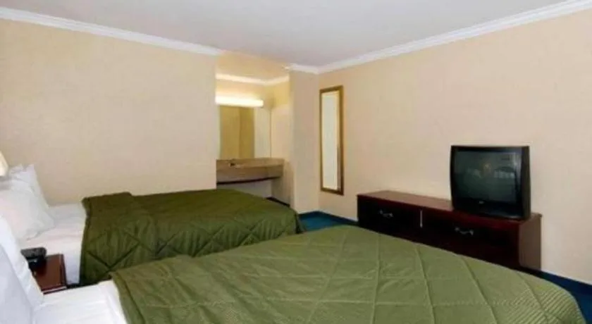 Bed in Quality Inn Near City of Hope