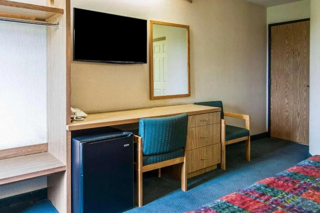 Bed in Rodeway Inn Salem Northgate