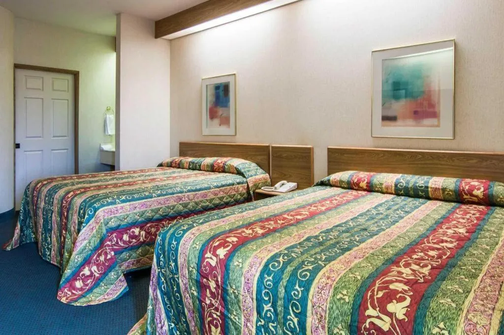 Bed in Rodeway Inn Salem Northgate