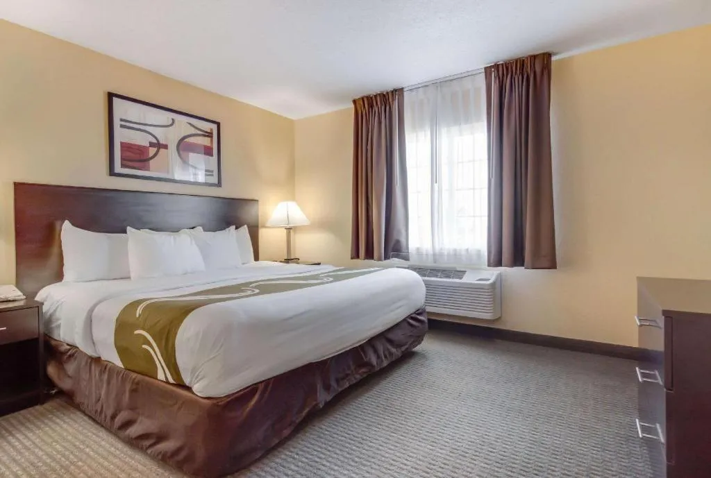 Bed in Quality Inn & Suites Lincoln North