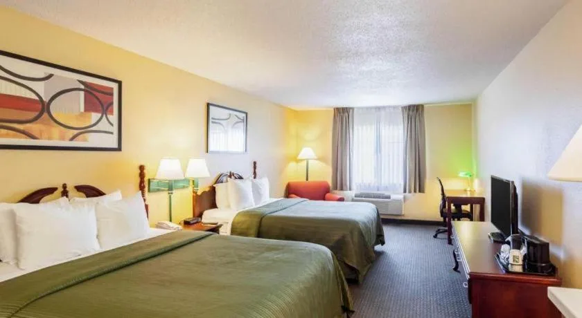 Bed in Quality Inn & Suites Lincoln North