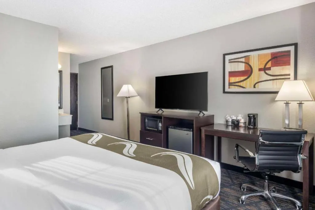 Bed in Quality Inn & Suites Lincoln North