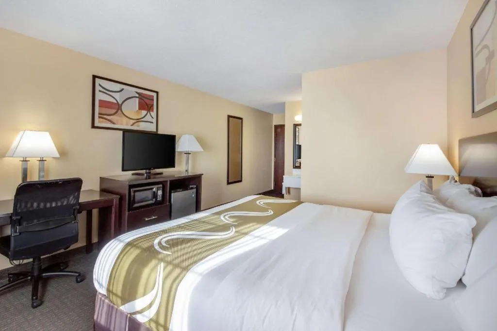 Bed in Quality Inn & Suites Lincoln North