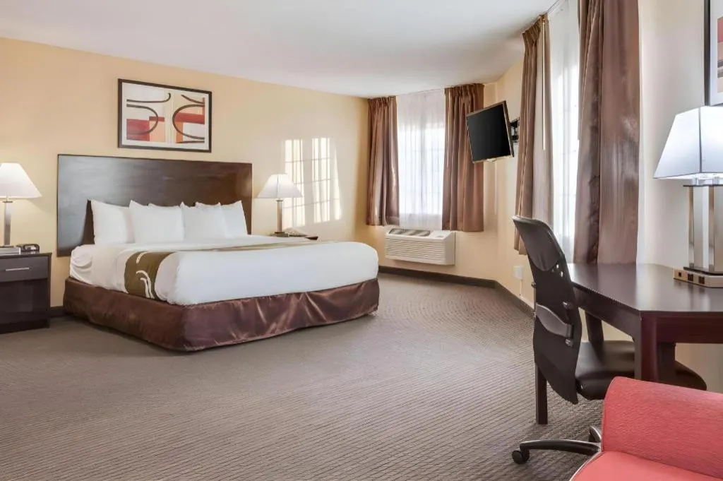 Bed in Quality Inn & Suites Lincoln North