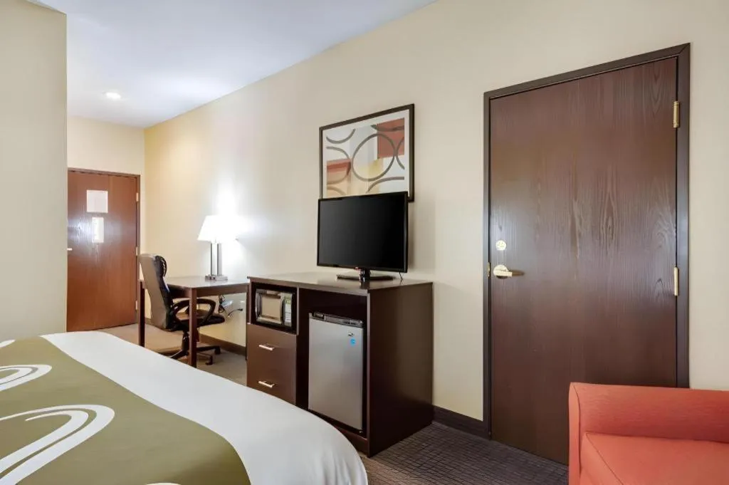 Bed in Quality Inn & Suites Lincoln North