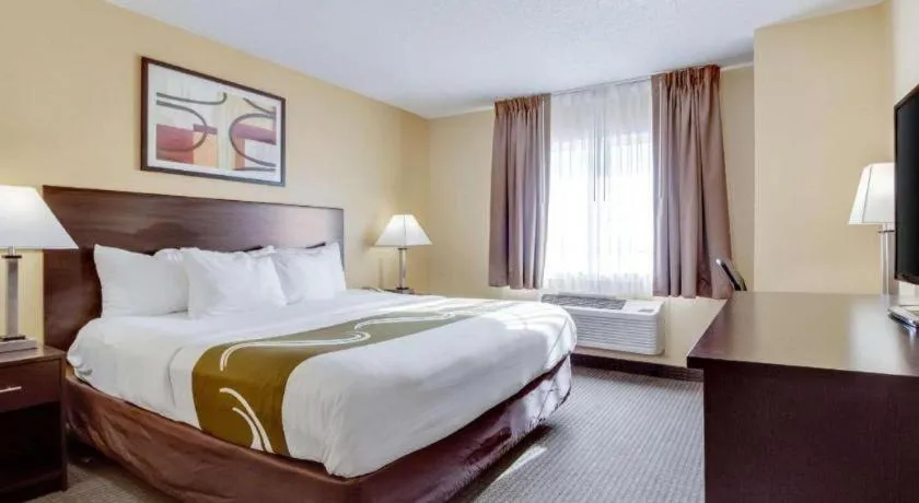 Bed in Quality Inn & Suites Lincoln North