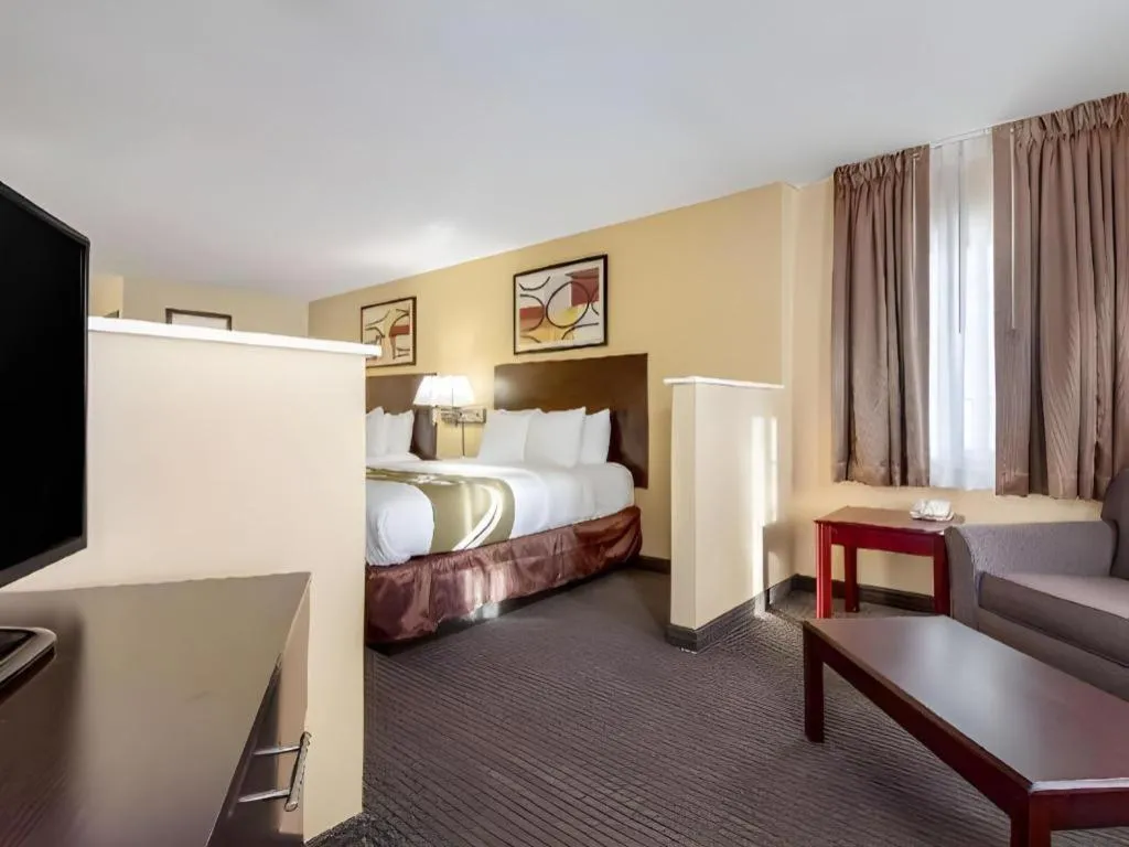 Bed in Quality Inn & Suites Lincoln North