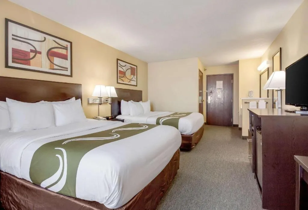 Bed in Quality Inn & Suites Lincoln North
