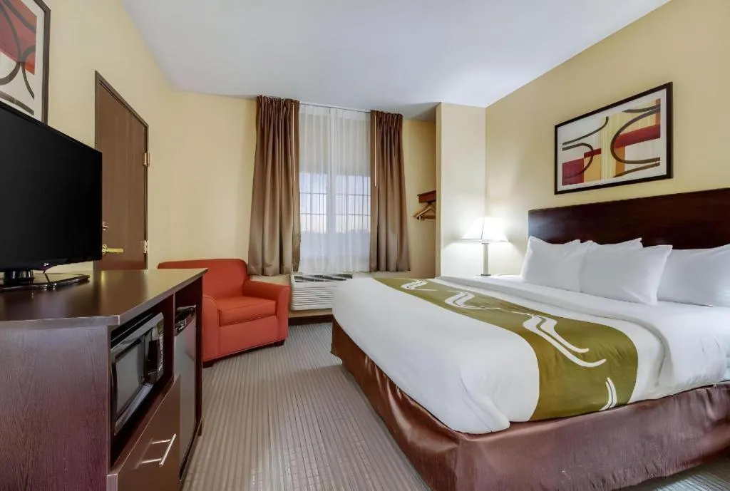 Bed in Quality Inn & Suites Lincoln North
