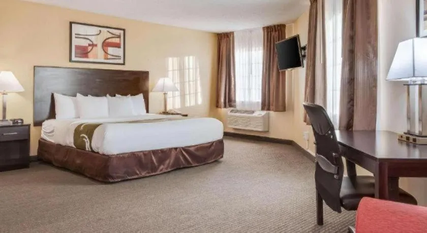 Bed in Quality Inn & Suites Lincoln North