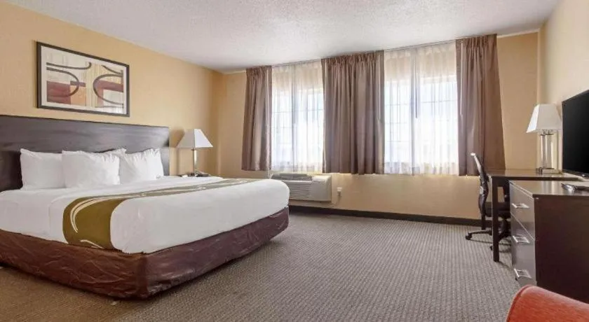 Bed in Quality Inn & Suites Lincoln North