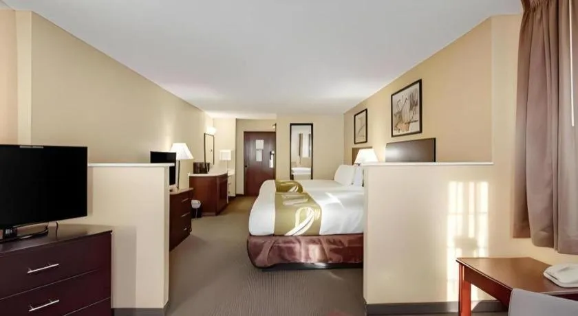 Bed in Quality Inn & Suites Lincoln North