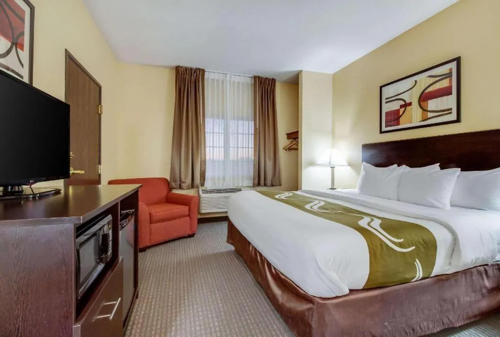 Bed in Quality Inn & Suites Lincoln North