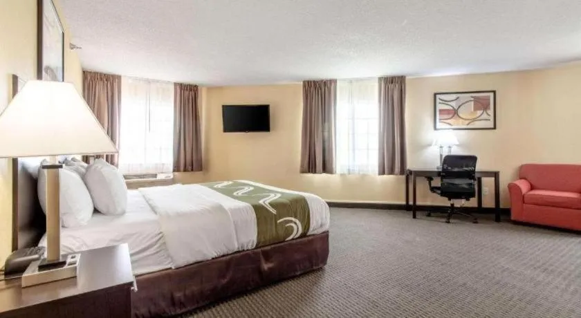 Bed in Quality Inn & Suites Lincoln North