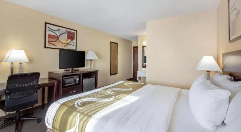 Bed in Quality Inn & Suites Lincoln North