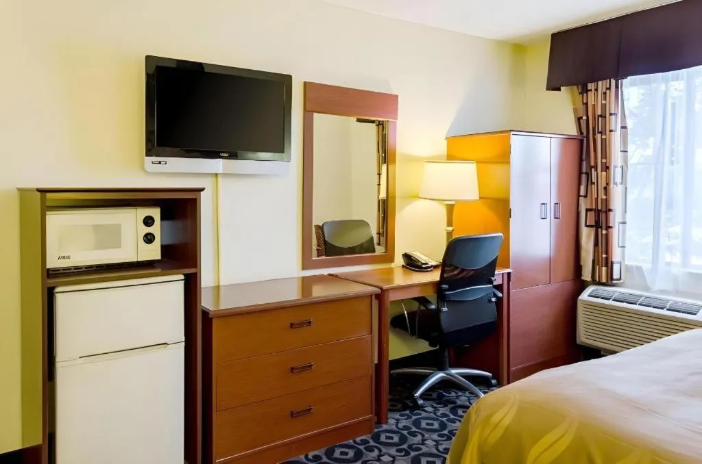 Bed in Quality Inn Meridian