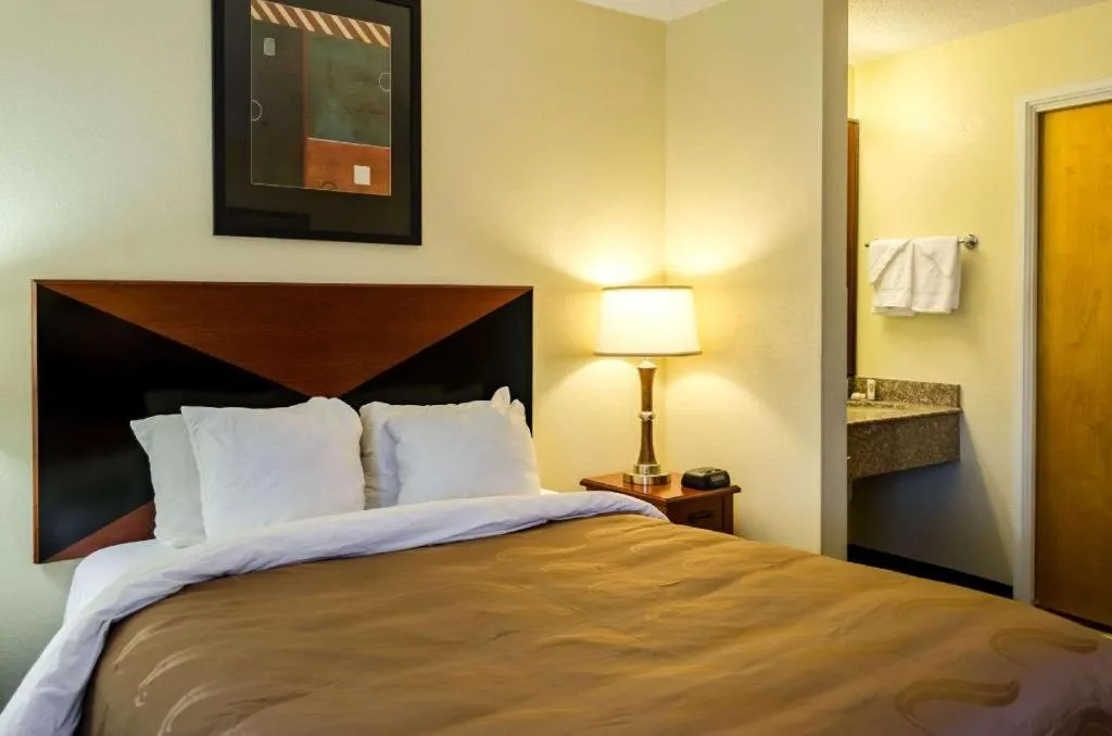 Bed in Quality Inn Meridian