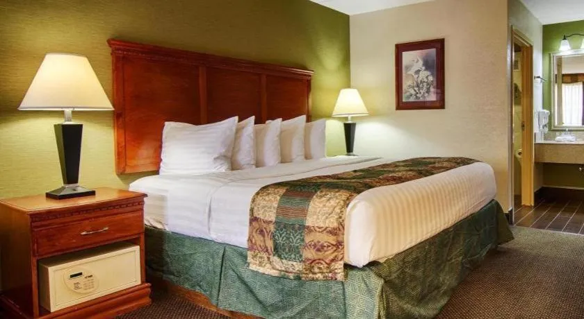 Bed in Best Western Shelbyville Inn and Suites Celebration Inn