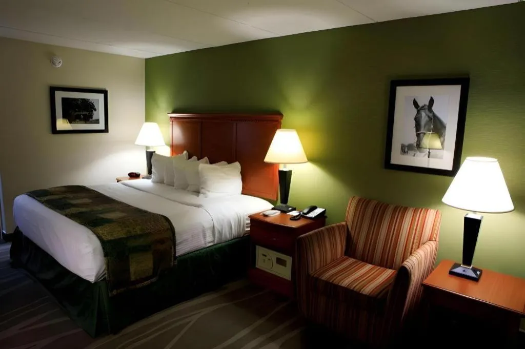 Bed in Best Western Shelbyville Inn and Suites Celebration Inn