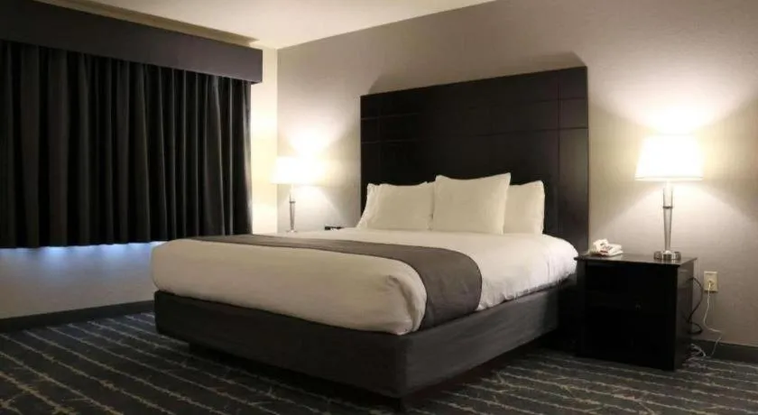 Bed in Best Western Fostoria Inn & Suites