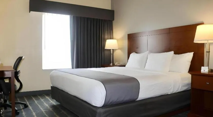 Bed in Best Western Fostoria Inn & Suites