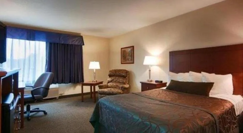 Bed in Best Western Fostoria Inn & Suites