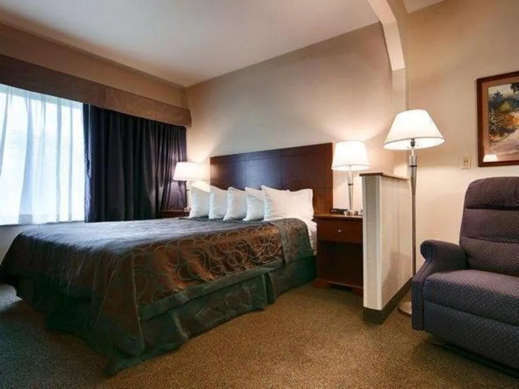 Bed in Best Western Fostoria Inn & Suites