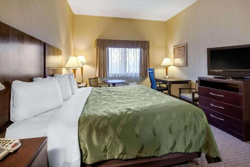 Bed in Quality Inn Smyrna