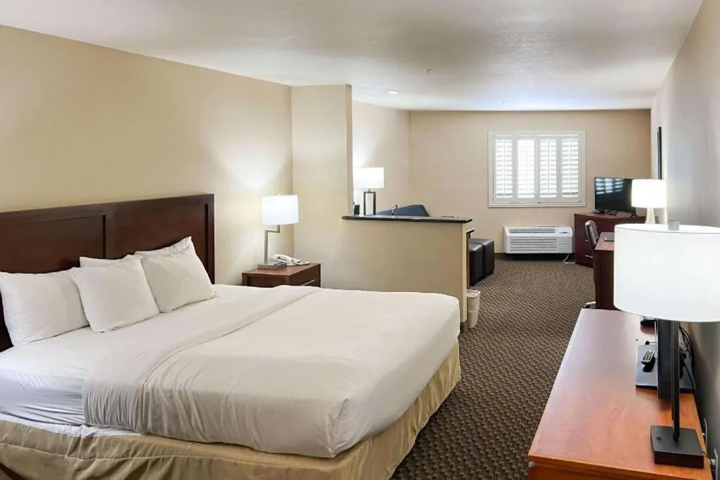 Bed in Comfort Inn and Suites Thatcher