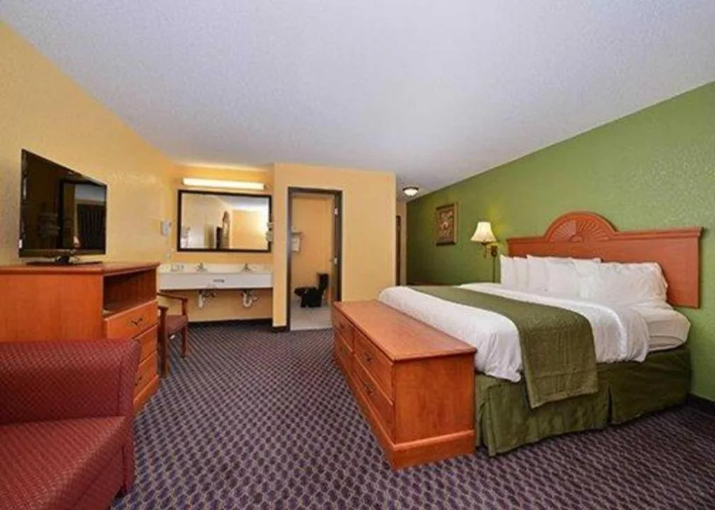 Bed in Quality Inn & Suites Grinnell near University