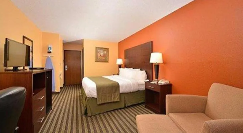 Bed in Quality Inn & Suites Grinnell near University