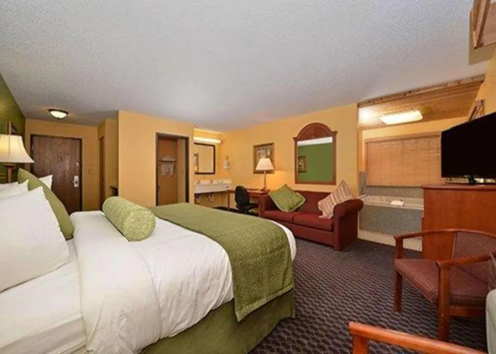 Bed in Quality Inn & Suites Grinnell near University