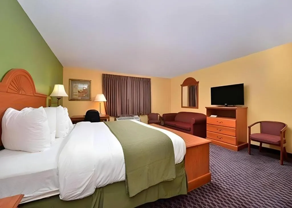 Bed in Quality Inn & Suites Grinnell near University