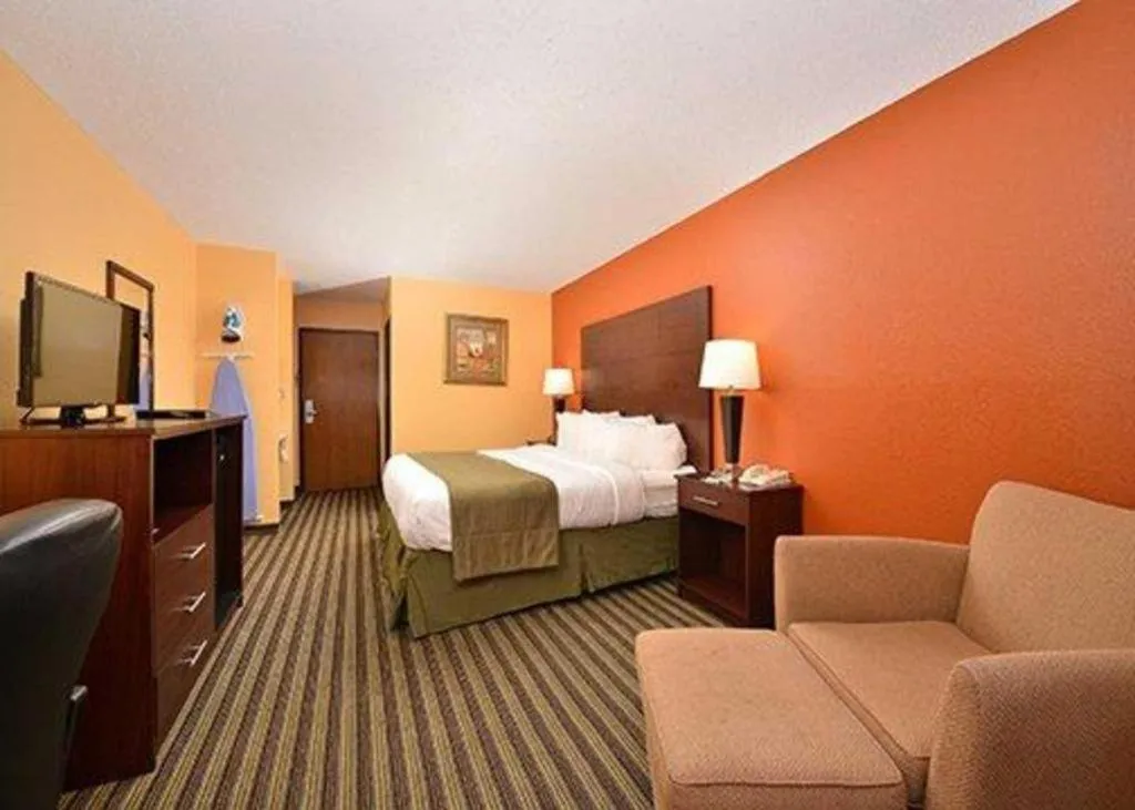 Bed in Quality Inn & Suites Grinnell near University