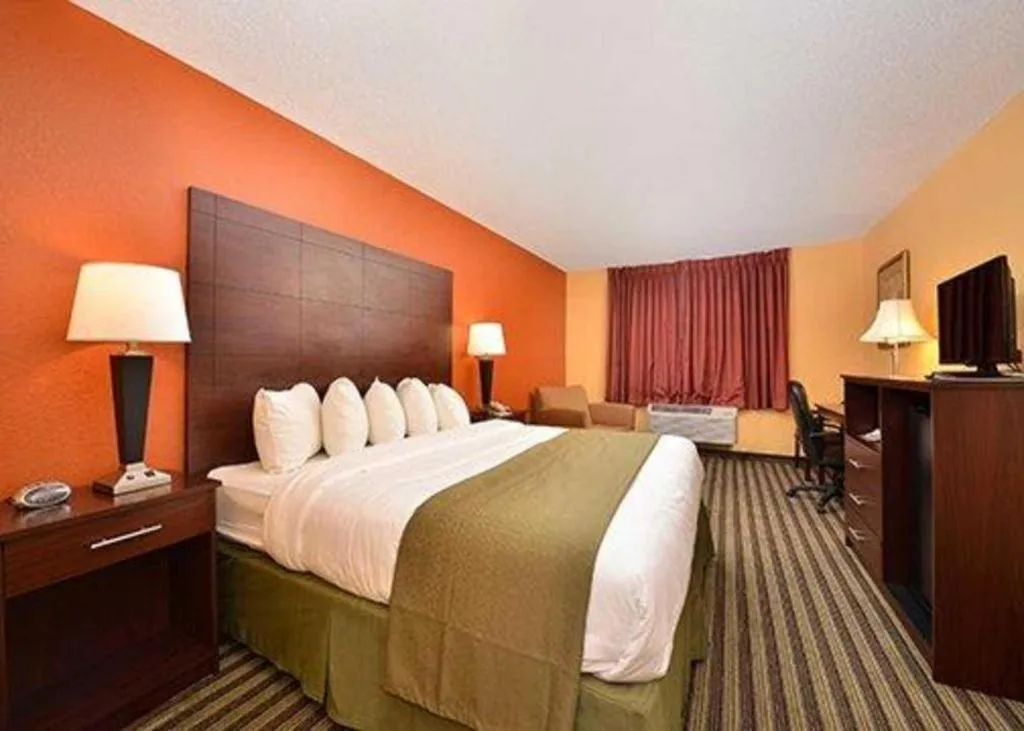 Bed in Quality Inn & Suites Grinnell near University