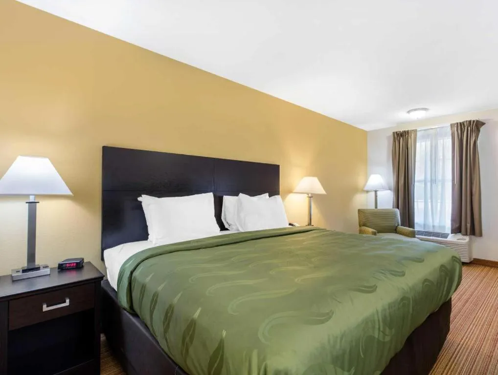 Bed in Quality Inn Arab Hwy 231