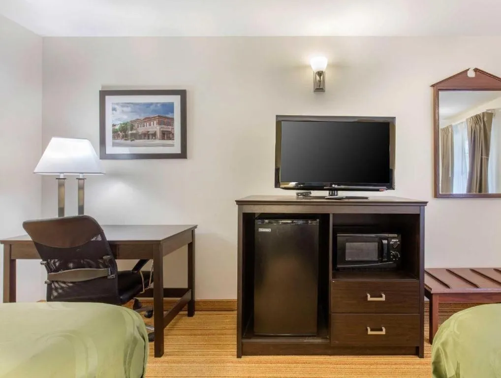 Bed in Quality Inn Arab Hwy 231