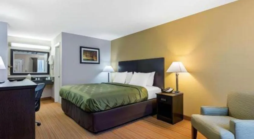 Bed in Quality Inn Arab Hwy 231