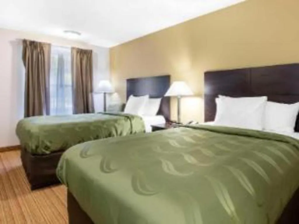 Bed in Quality Inn Arab Hwy 231