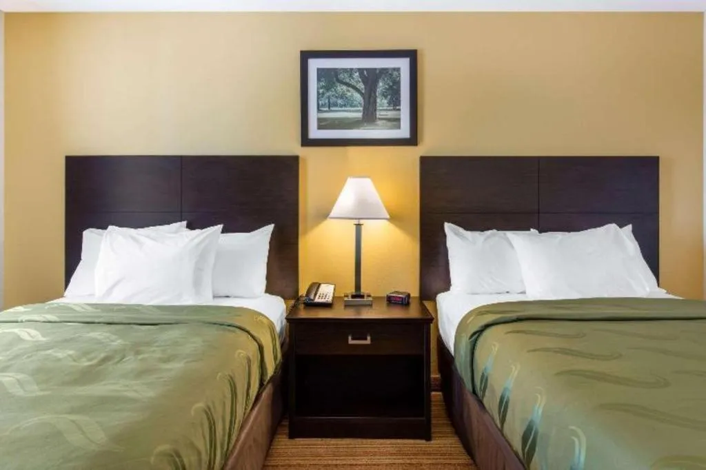 Bed in Quality Inn Arab Hwy 231