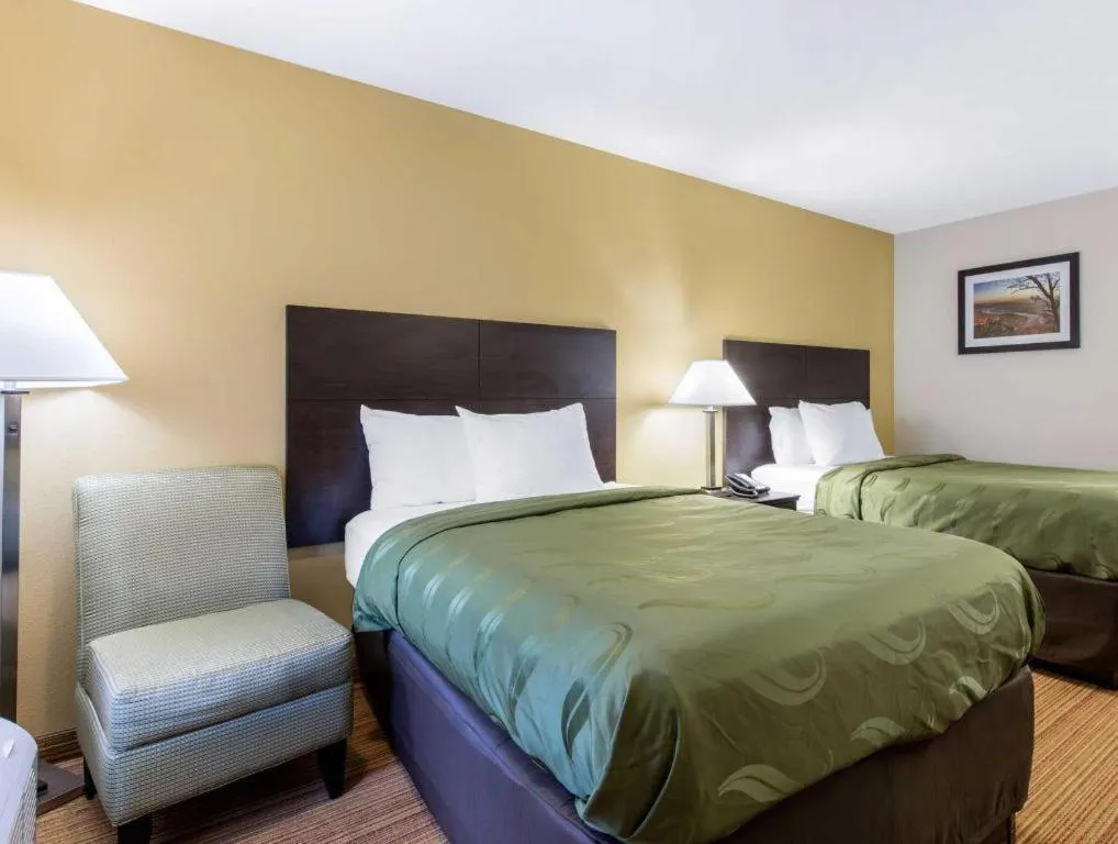 Bed in Quality Inn Arab Hwy 231