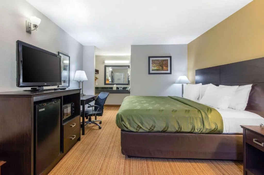 Bed in Quality Inn Arab Hwy 231