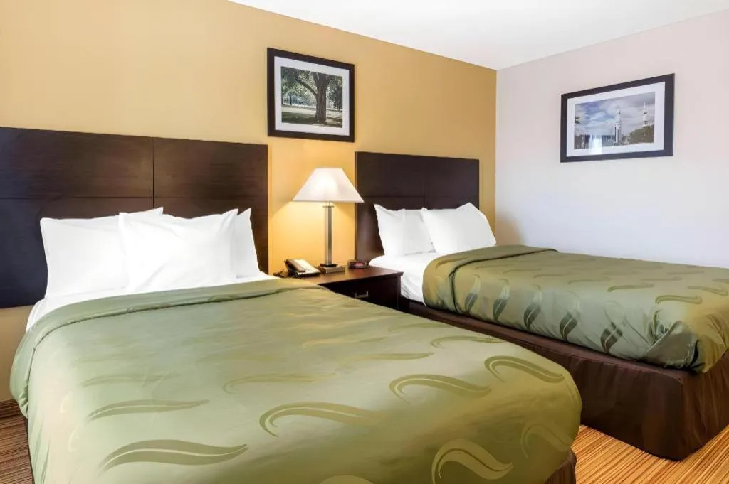 Bed in Quality Inn Arab Hwy 231