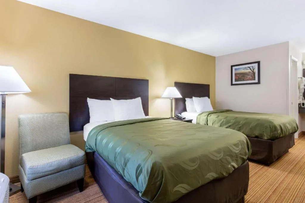 Bed in Quality Inn Arab Hwy 231