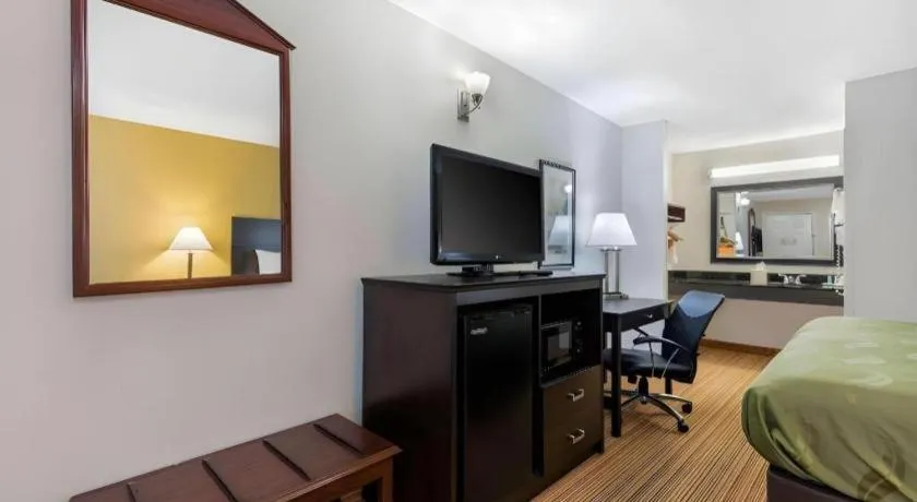 Bed in Quality Inn Arab Hwy 231