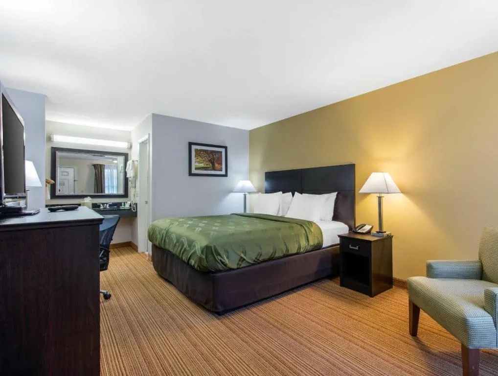 Bed in Quality Inn Arab Hwy 231